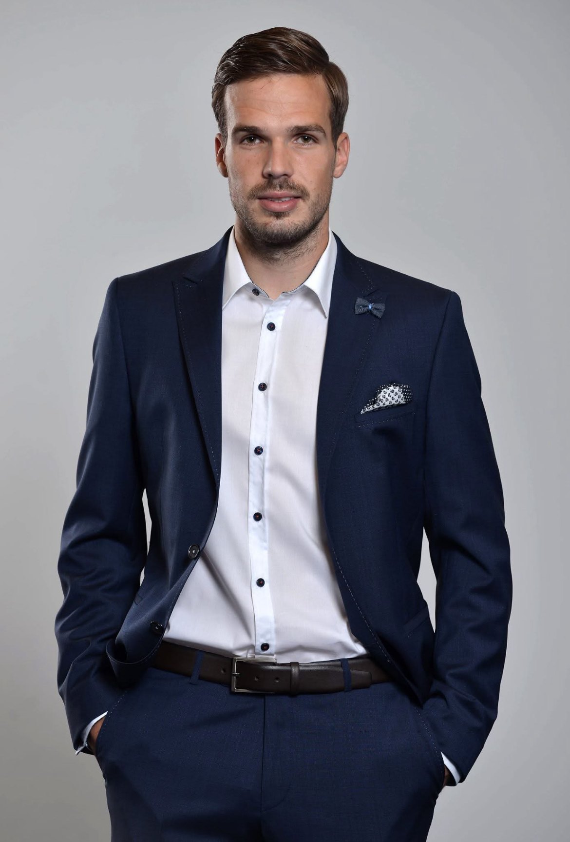 Filip Novák v tmavě modrém obleku