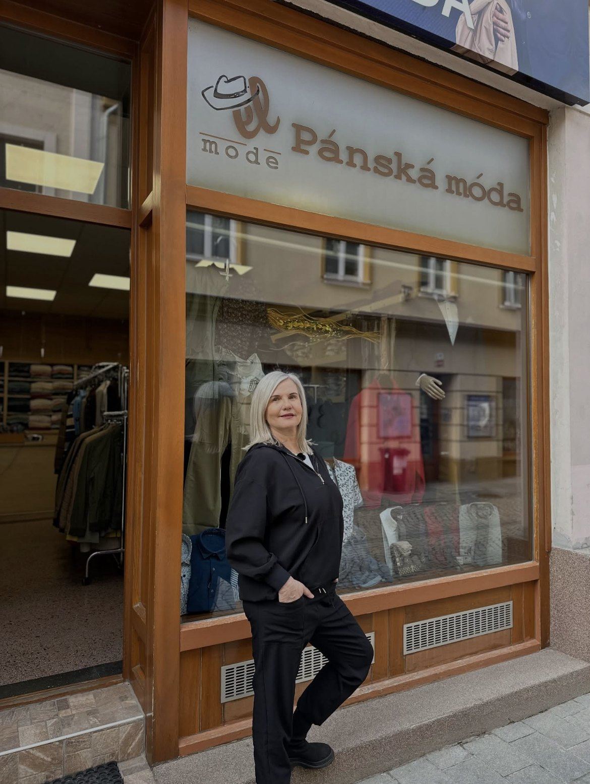 Lenka Nováková před výlohou prodejny